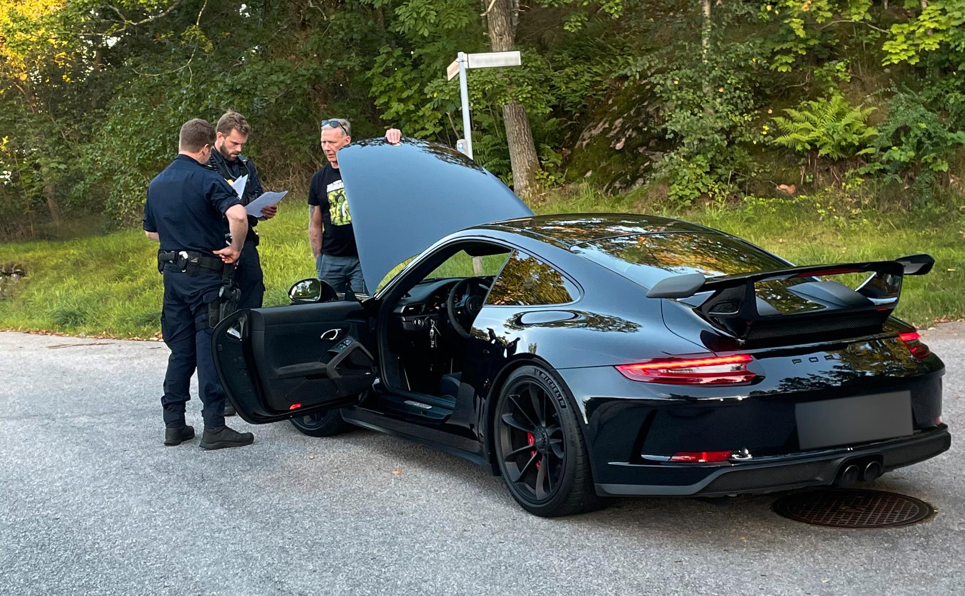 Mikael Persbrandt visar upp Porschen för poliserna. 