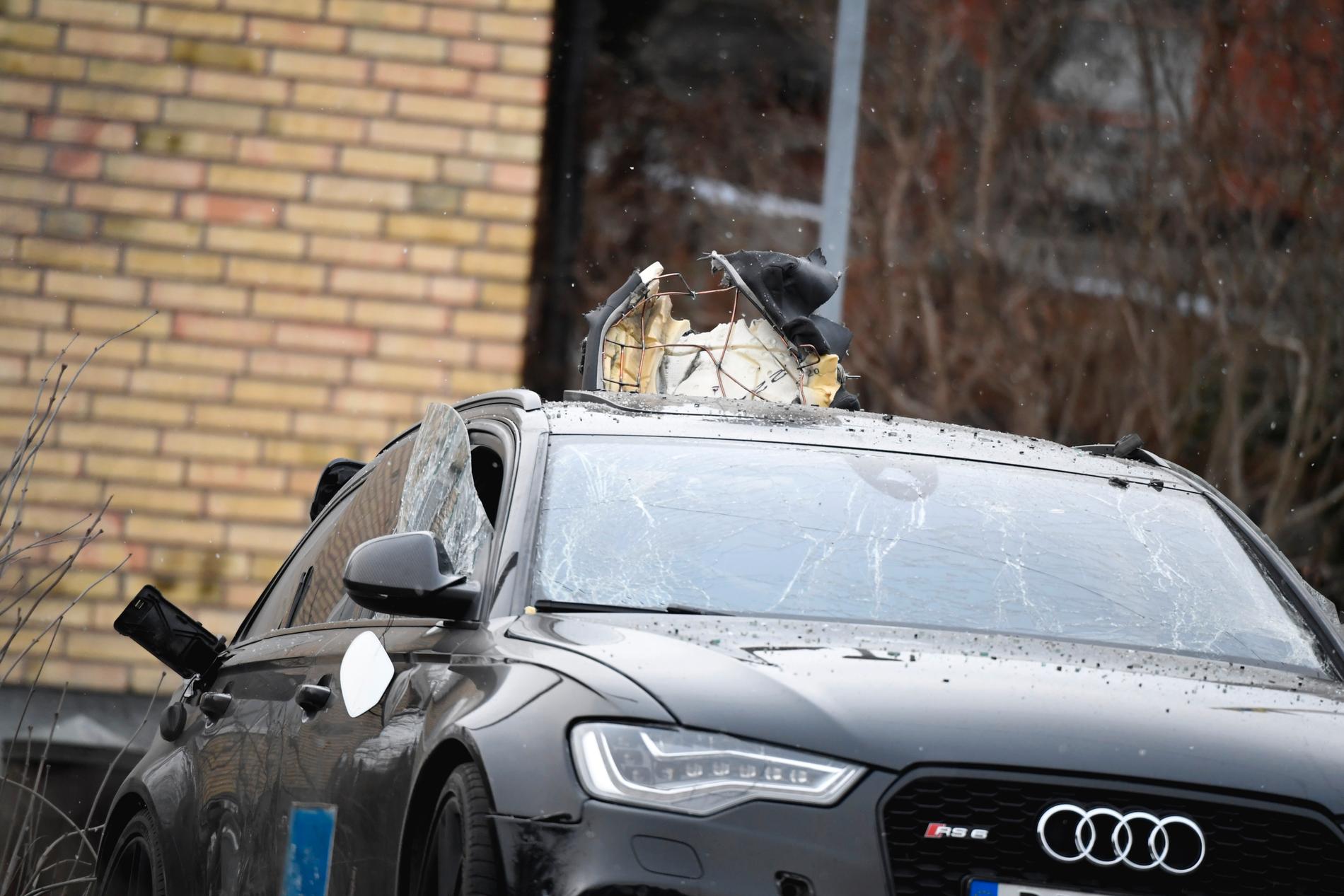 En bil förstördes i en detonation i Södertälje.