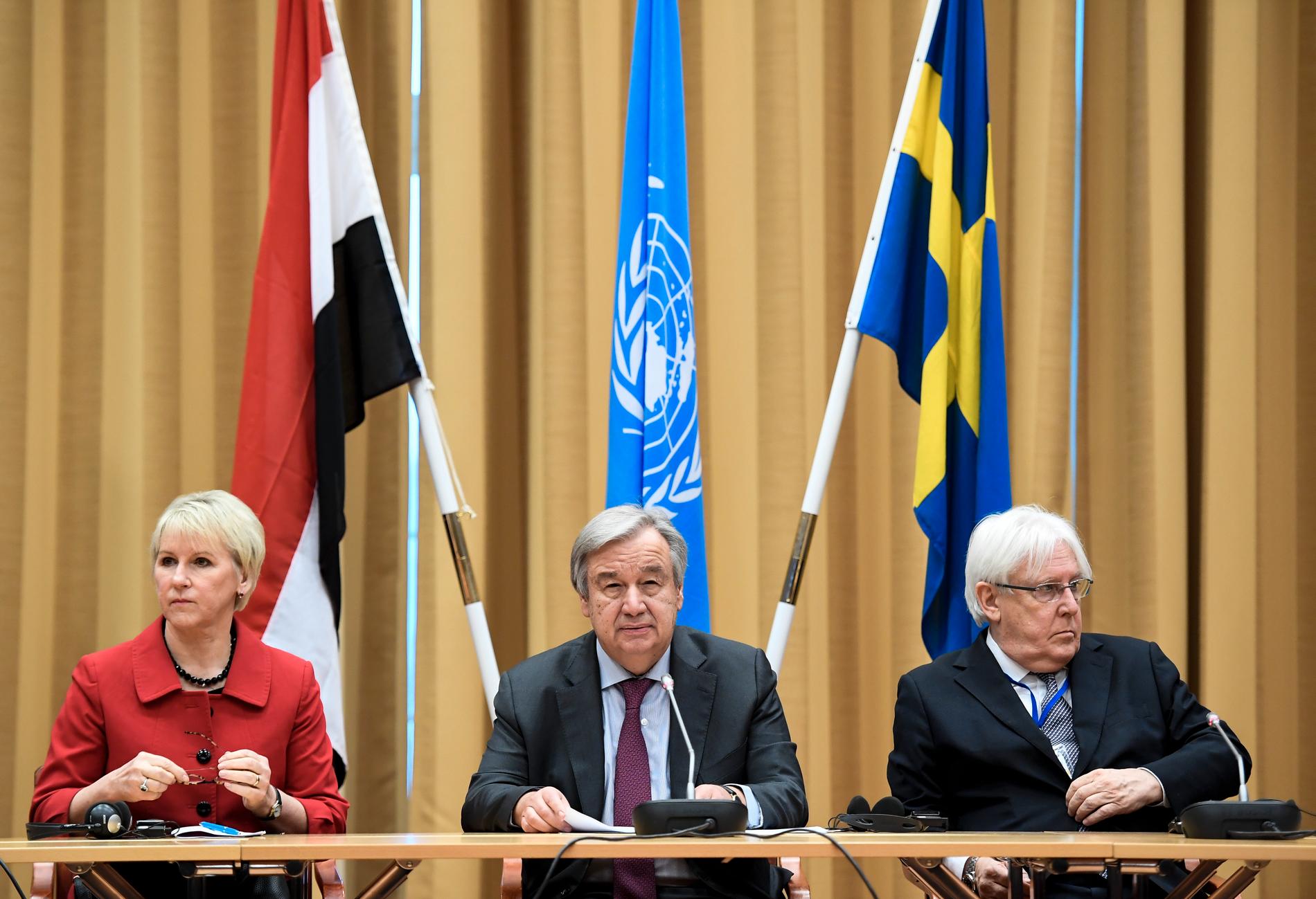 Utrikesminister Margot Wallström (S), FN:s generalsekreterare António Guterres och FN-sändebudet Martin Griffiths, under avslutningen av fredssamtalen om Jemen på Johannesbergs slott i Rimbo.