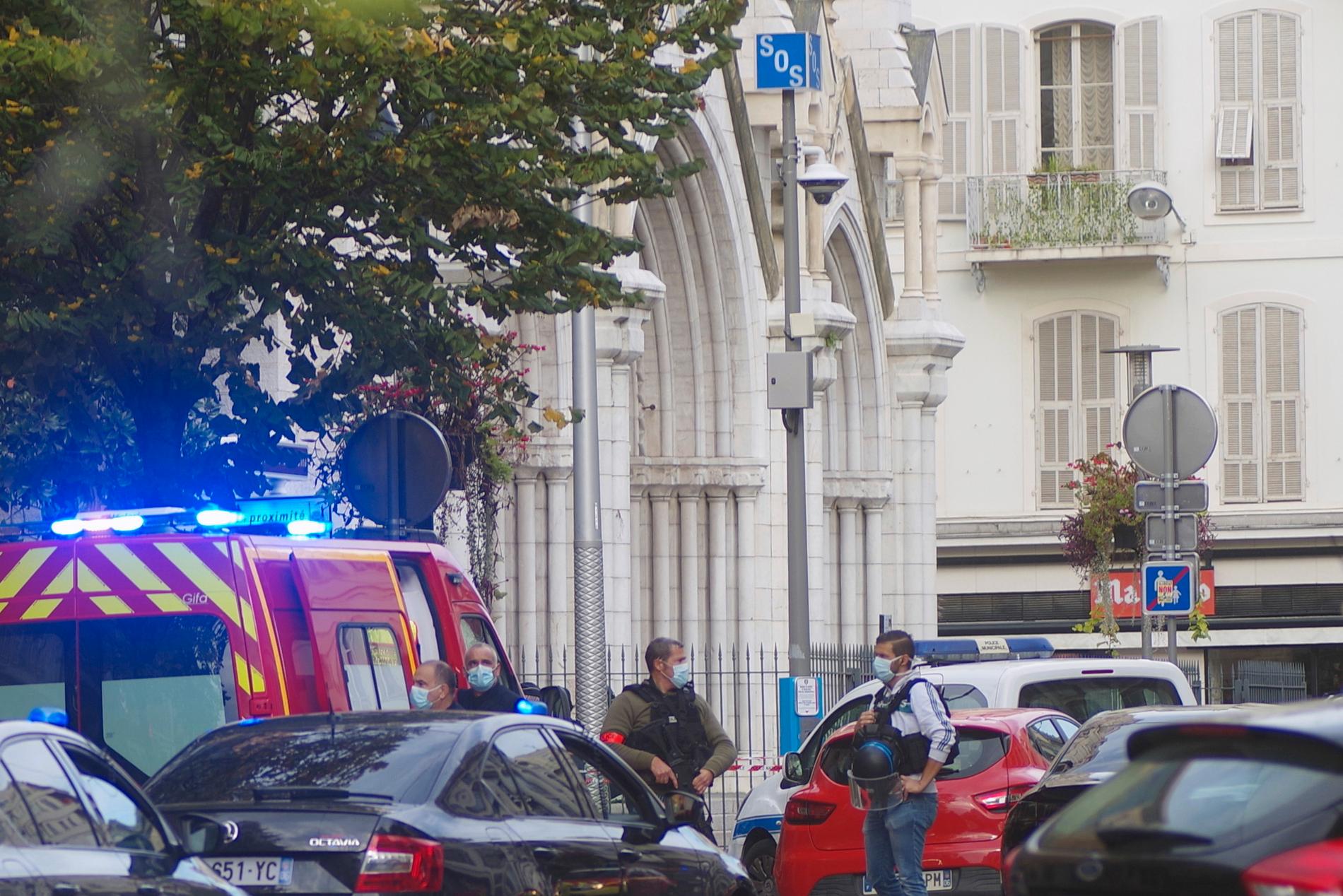 Tre personer har dödats och flera personer skadades i en misstänkt terrorattack i Notre Dame- katedralen i Nice på torsdagsmorgonen.