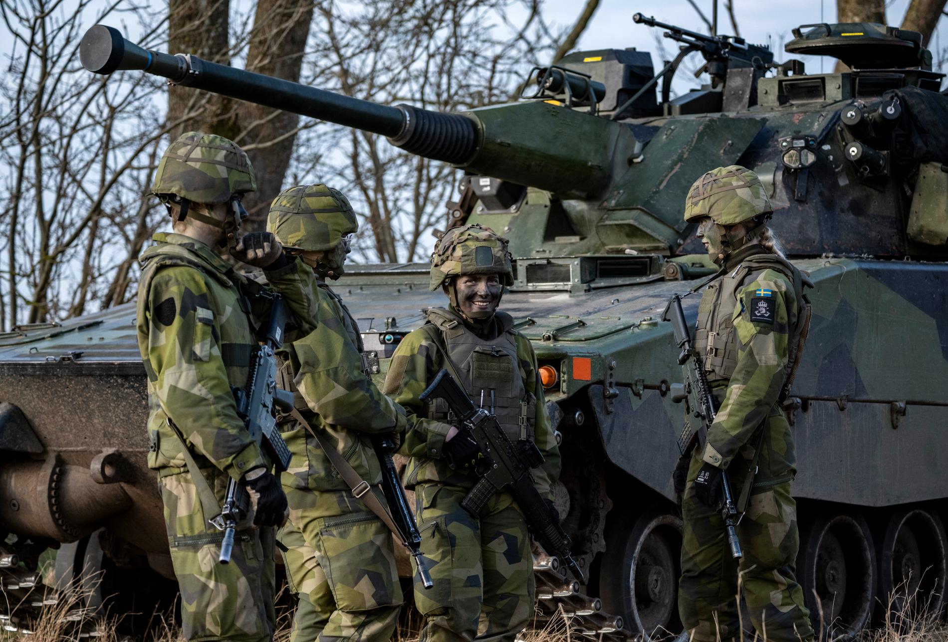 Värnpliktiga soldater framför ett Stridsfordon 90 på Södra Skånska Regementet P 7. Arkivbild.