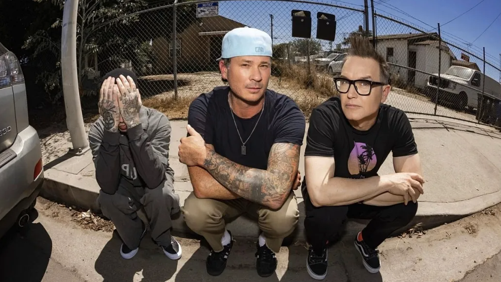 Travis Barker (längst till vänster) har inget att skämmas över. På nya Blink-182-albumet gör han, återvändande Tom DeLonge och Mark Hoppus en oväntat stark comeback tillsammans.