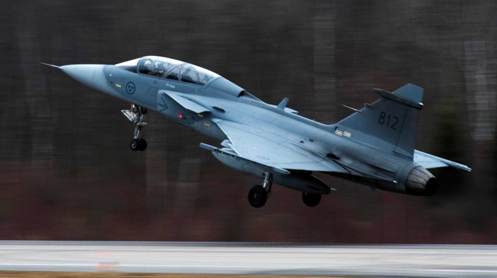 Ett Jas Gripen-plan lyfter från flygflottiljen i Ronneby.