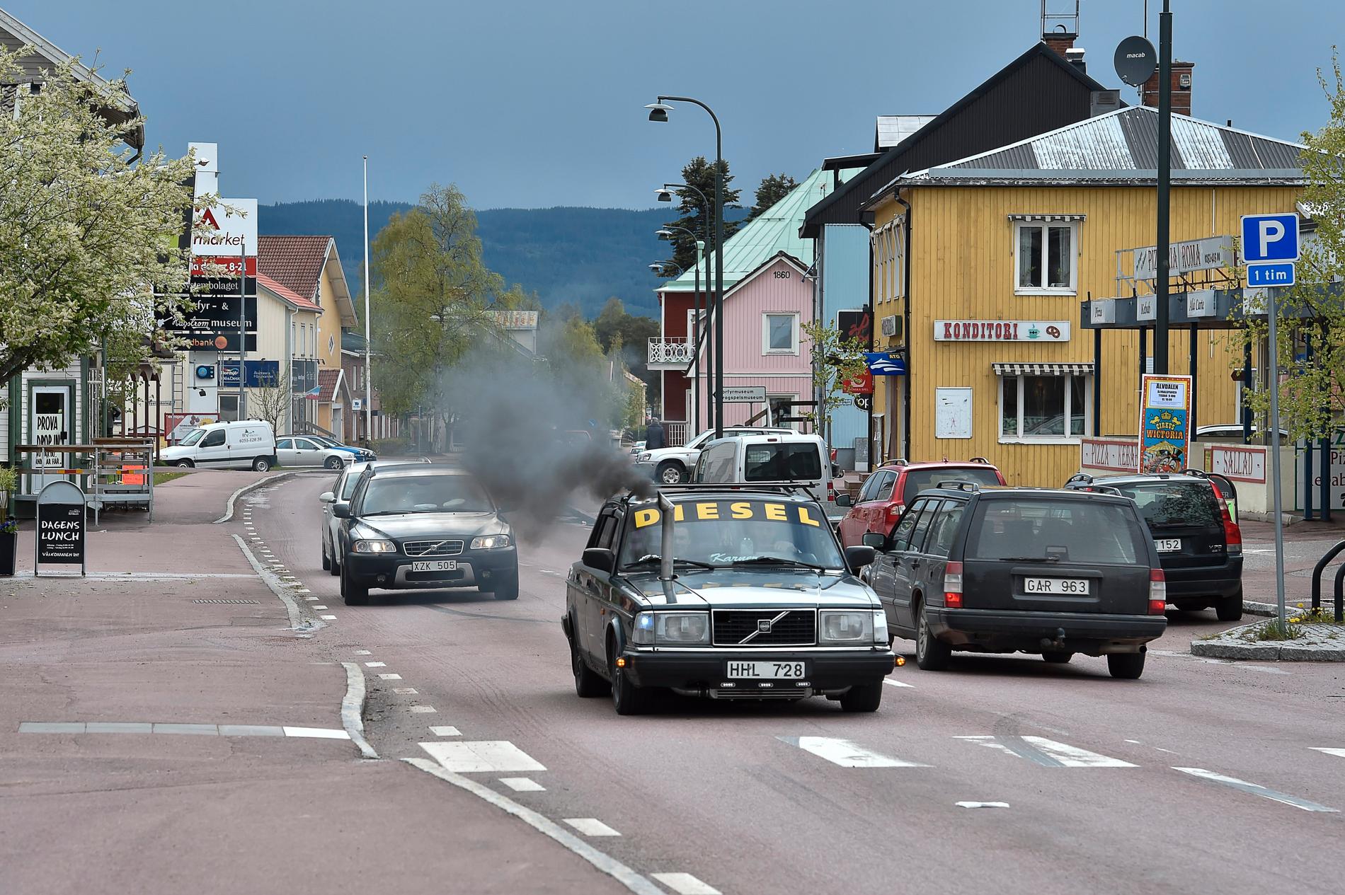 Bilar som åker runt i byar och städer och spelar hög musik håller folk vakna om nätterna. Bilden är tagen i Älvdalen i Dalarna. Arkivbild.