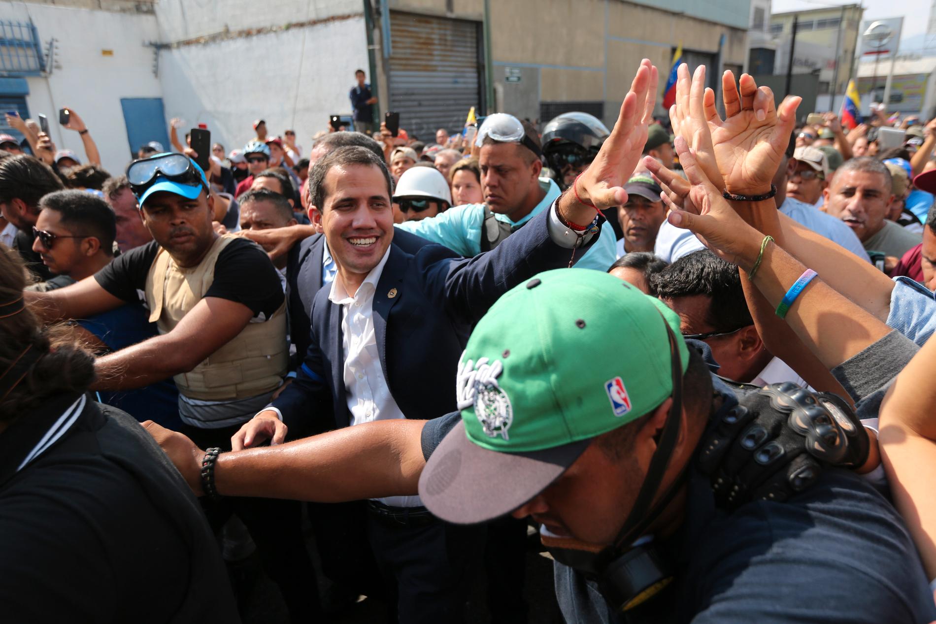 Oppositionsledaren Juan Guaidó bland anhängare i Caracas på tisdagen.