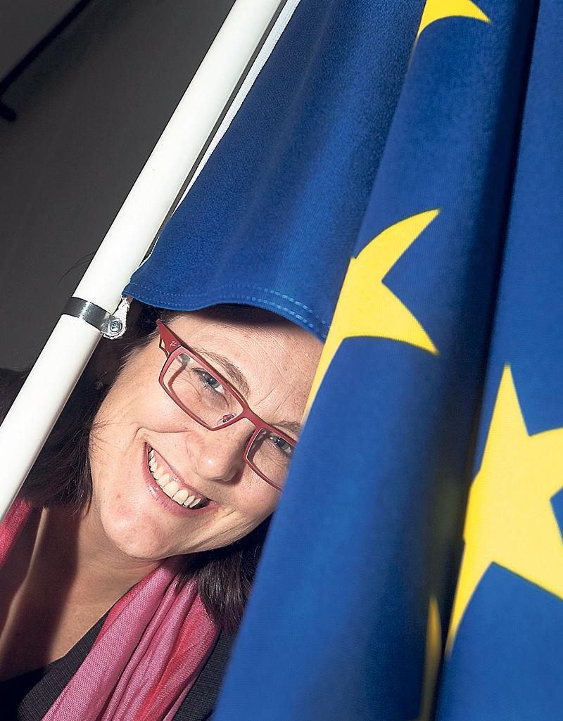 SYmpatisör Cecilia Malmström har lovat EU:s parlament upprustning av gränspolisen och att bekämpa antalet illegala invandrare, vilket sympatiserar med det katalanska högerpartiet CiU:s ideologi.