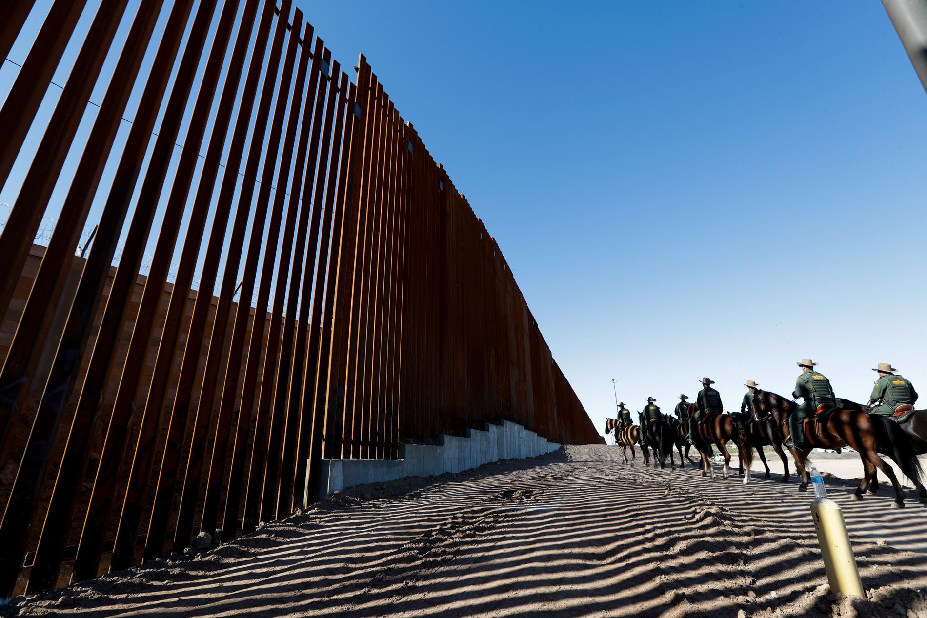 Gränsen mellan USA och Mexiko fotograferad från gränsstaden Calexico i Kalifornien.