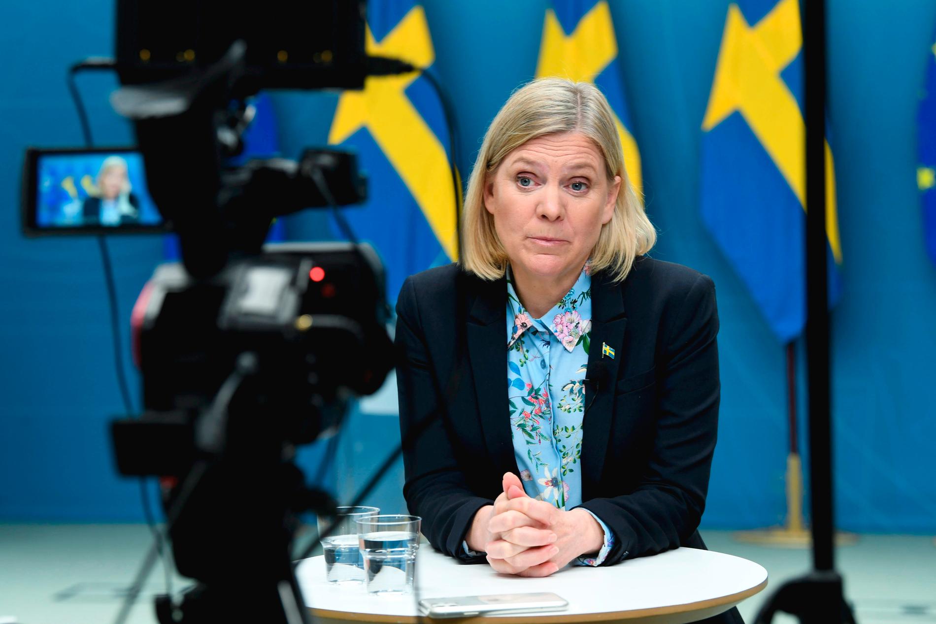 Finansminister Magdalena Andersson vid en digital pressträff i Rosenbad.