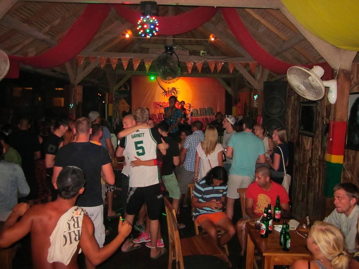 Den populära baren är känd för sin livemusik, och Johan och Michaela hade blivit tipsade om stället. Under kvällen var lokalen full, som den brukar vara varje kväll.