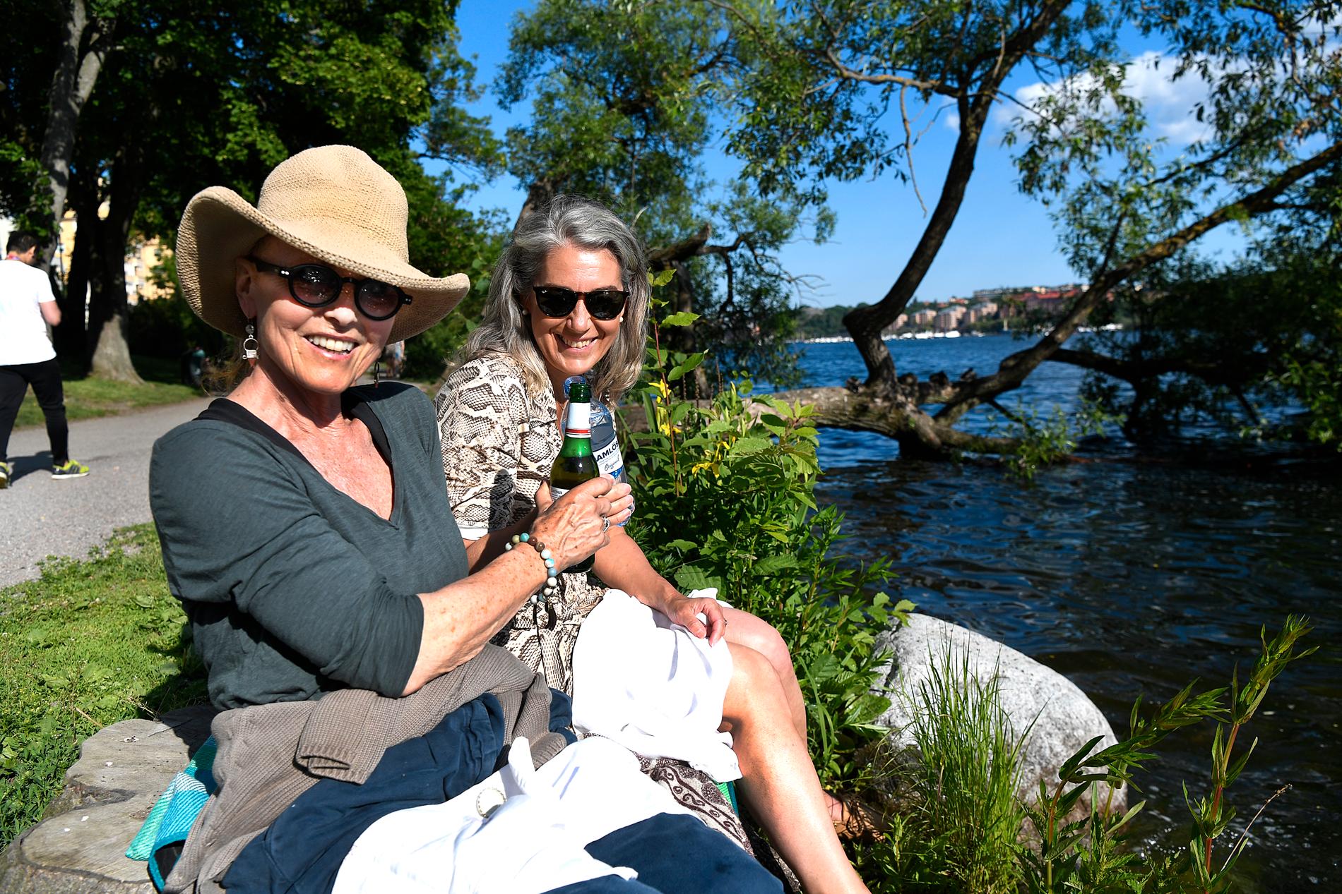 Gunilla Holmström och Elisabeth Sommarström skålar vid vattnet. – Vi har inte så stor koll på väderprognosen men när det väl blir fint passar man på att vara ute.