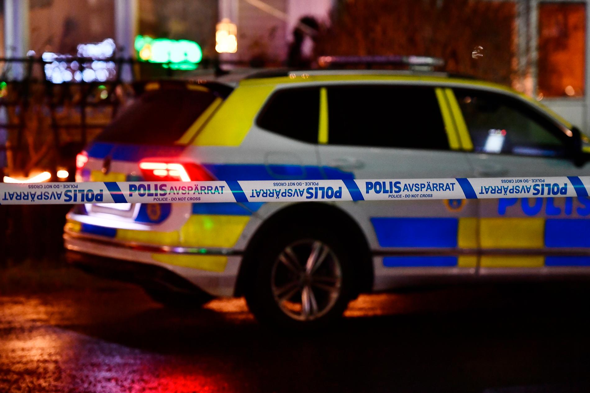 Polis på plats vid den misstänkta brottsplatsen i Norrtälje.