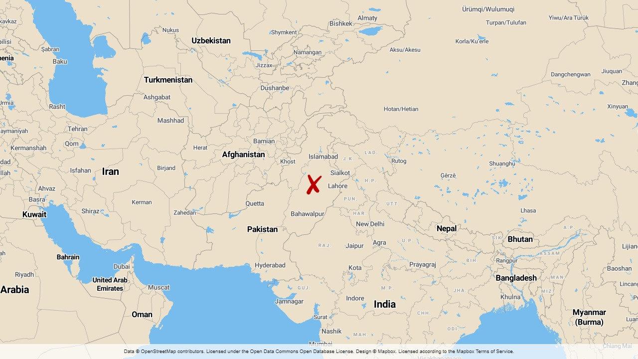 Minst 22 sikhiska pilgrimer, varav 19 från samma släkt, dödades när det fordon de färdades i blev påkört av ett tåg i östra Pakistan.