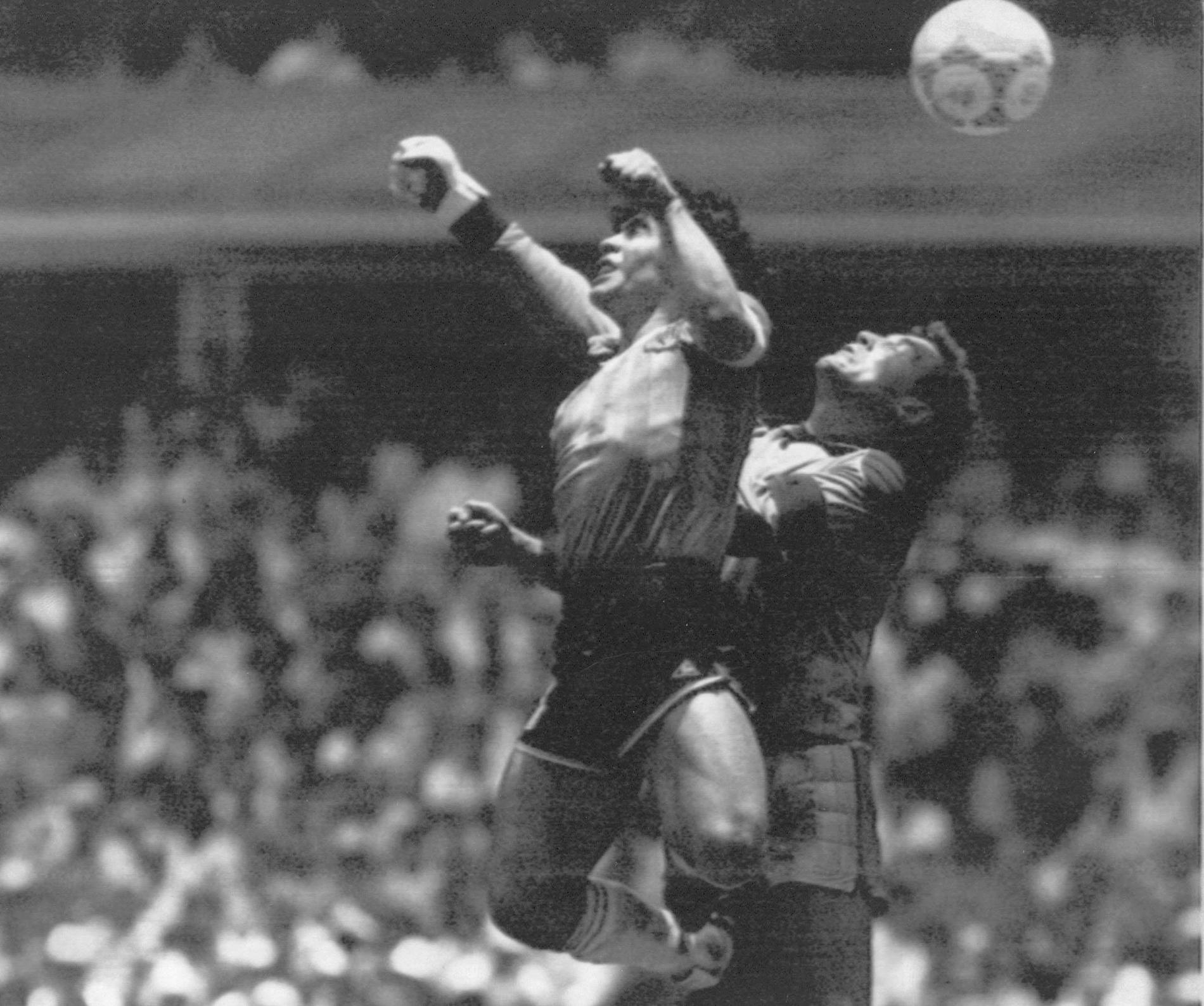 Englands målvakt Peter Shilton, här i duell med Maradona, sörjer Gordon Banks.   