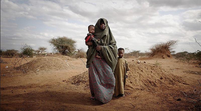 utsatta  Saruma Bahim Abdi, 34, och hennes två barn är bara tre av tolv miljoner människor på Afrikas horn som just nu lever i den värsta svältkatastrofen på 60 år. Aftonbladets kampanj ”En timme för Afrika” har i dagsläget samlat in 5,4 miljoner kronor. Dessvärre är det inte tillräckligt.