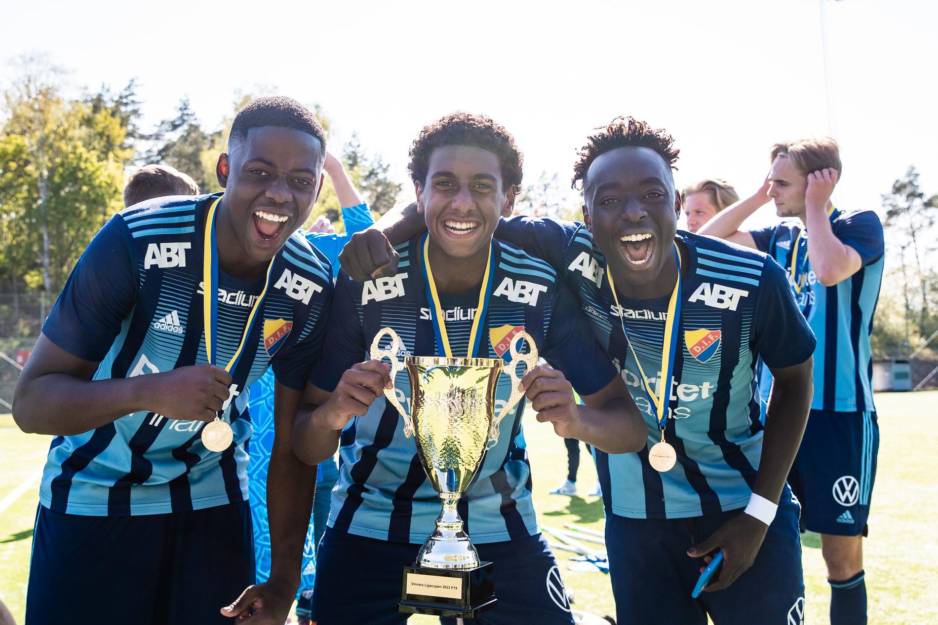 Alieu Atlee Manneh, Isak Alemayehu Mulugeta och Kalipha Jawla jublar efter finalen i Ligacupen för P19 i maj 2023.