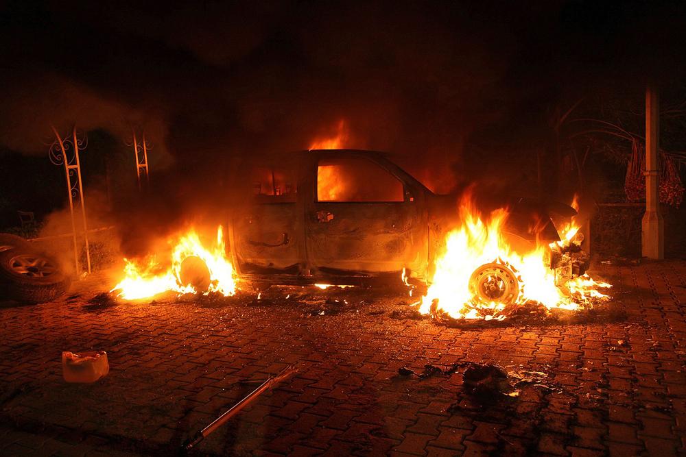 Bild från attentatet mot USA:s konsulat i Libyen 2012. Nu har en av attentatsmännen,  Ali Awni al-Harzi, dödats.