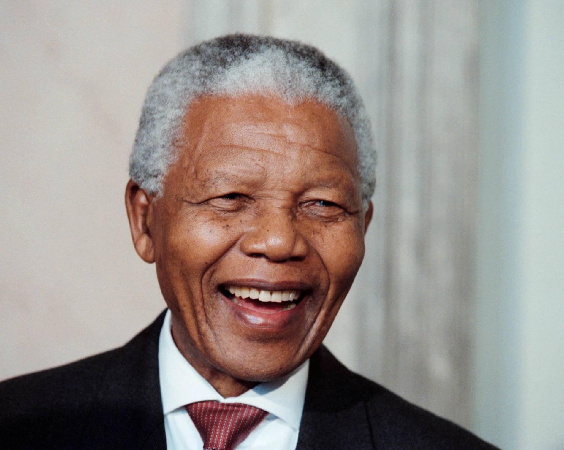 Den sydafrikanske ANC-ledaren och medborgarrättskämpen Nelson Mandela tillträdde sitt som president i april 1994. 1964 dömdes han till livstids fängelse men frigavs 1990. 1993 erhöll han Nobels fredpris tillsammans med FW de Klerk, dåvarande preidenten i Sydafrika.