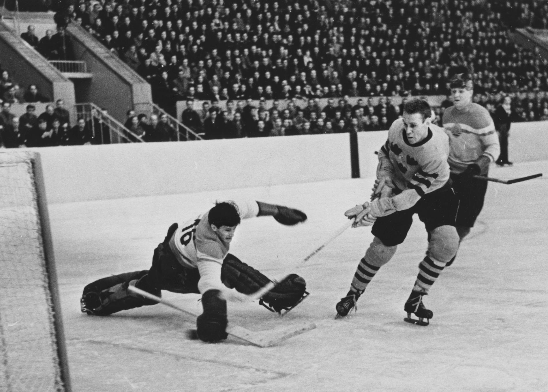 Sven Tumba gör 10–0 målet i Sveriges match mot Östtyskland i Hockey-VM 1957.