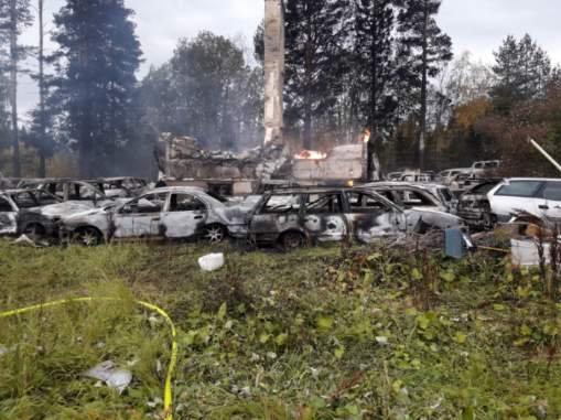 En villa och ungefär 100 bilar totalförstördes i en brand i Nordmaling.
