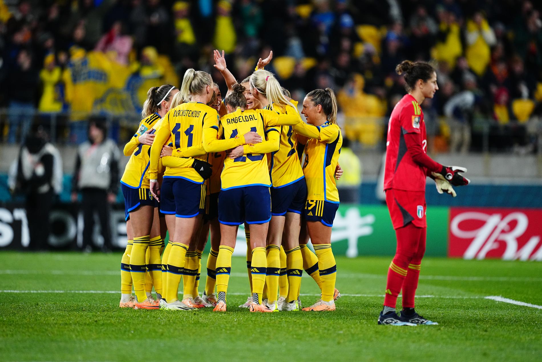 Sverige gör tre mål i första halvleken. 