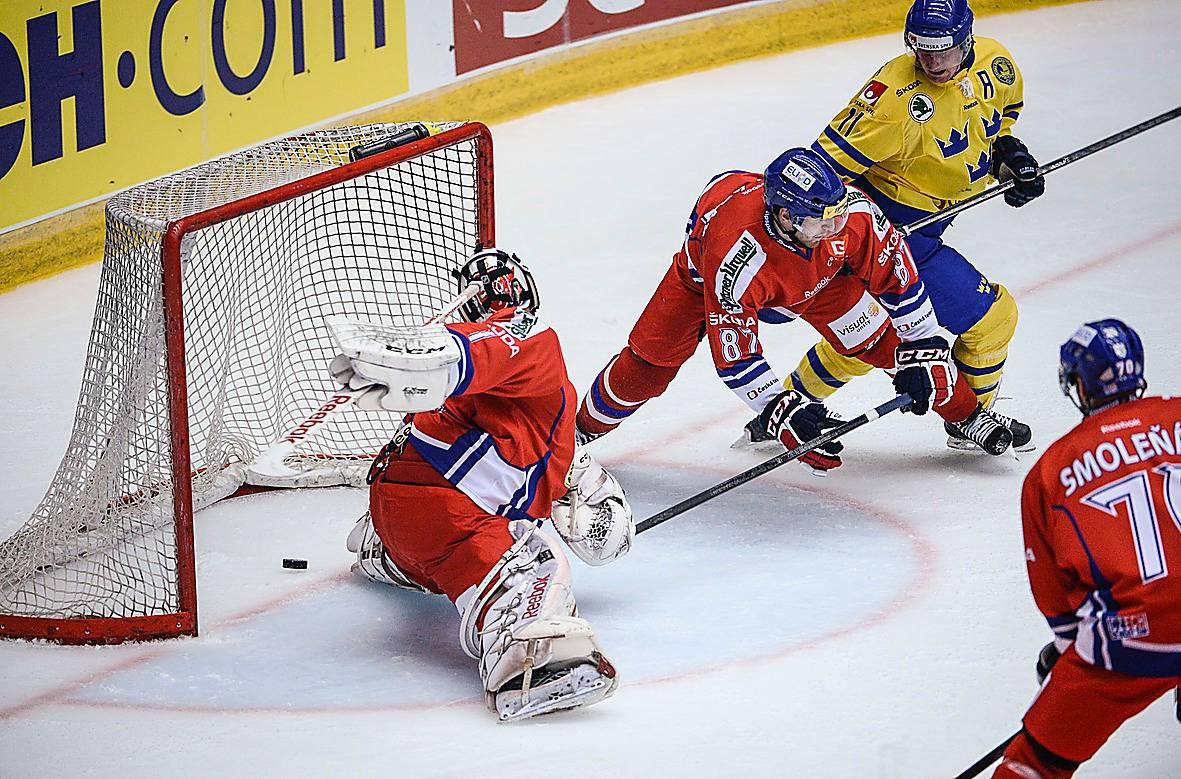 Simon Hjalmarsson gjorde två mål mot Tjeckien. Först 2–0 och här 5–0.