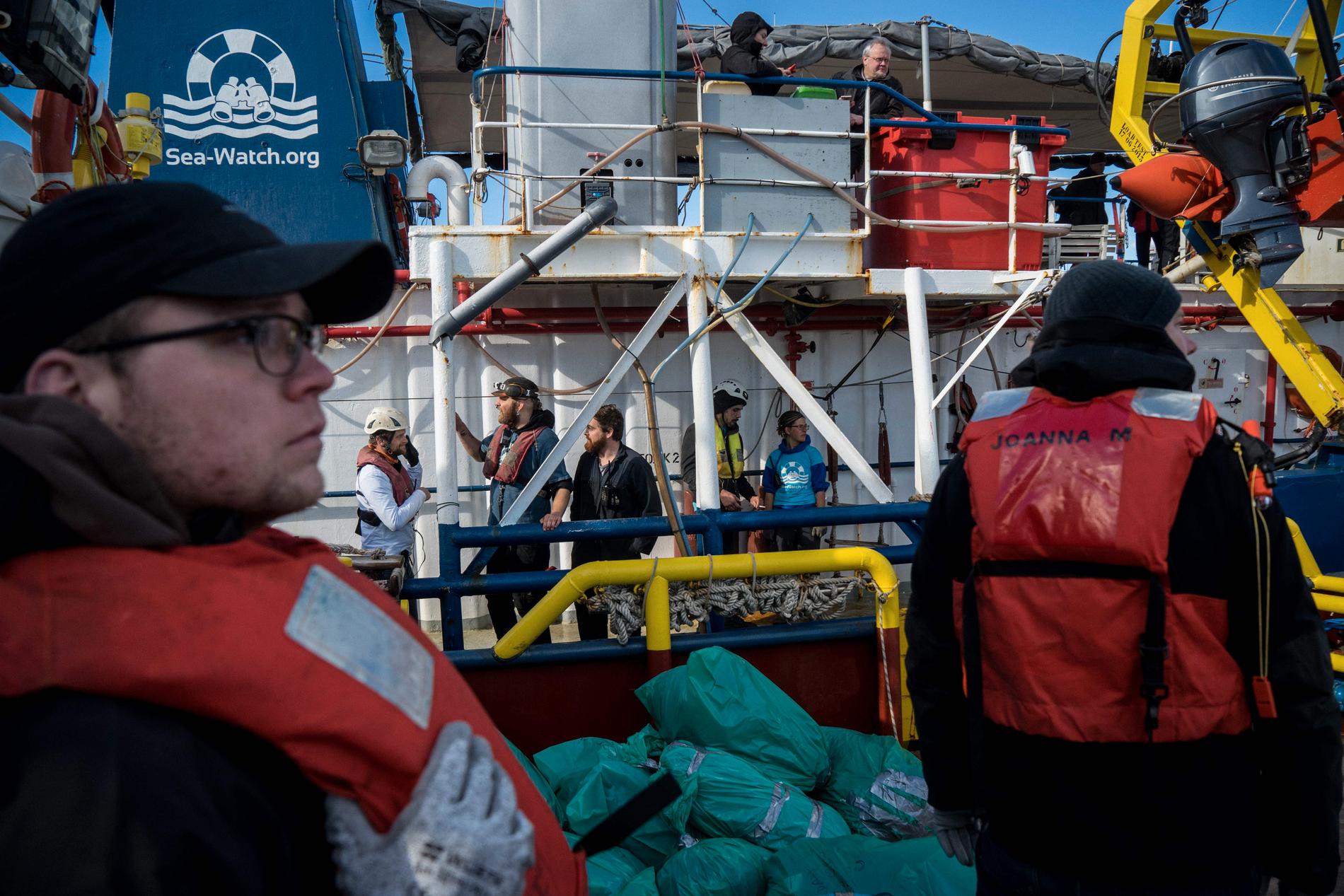 Ny besättning och förnödenheter lastas på Sea watch 3 från ett annat hjälpfartyg.