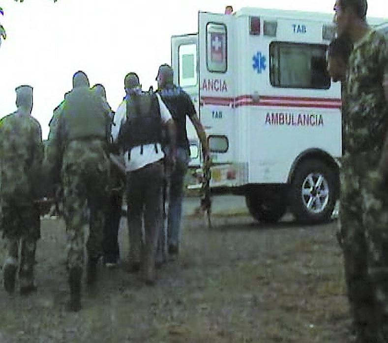 Roland Larsson förs till en ambulans för vidare transport till sjukhuset i Montería.