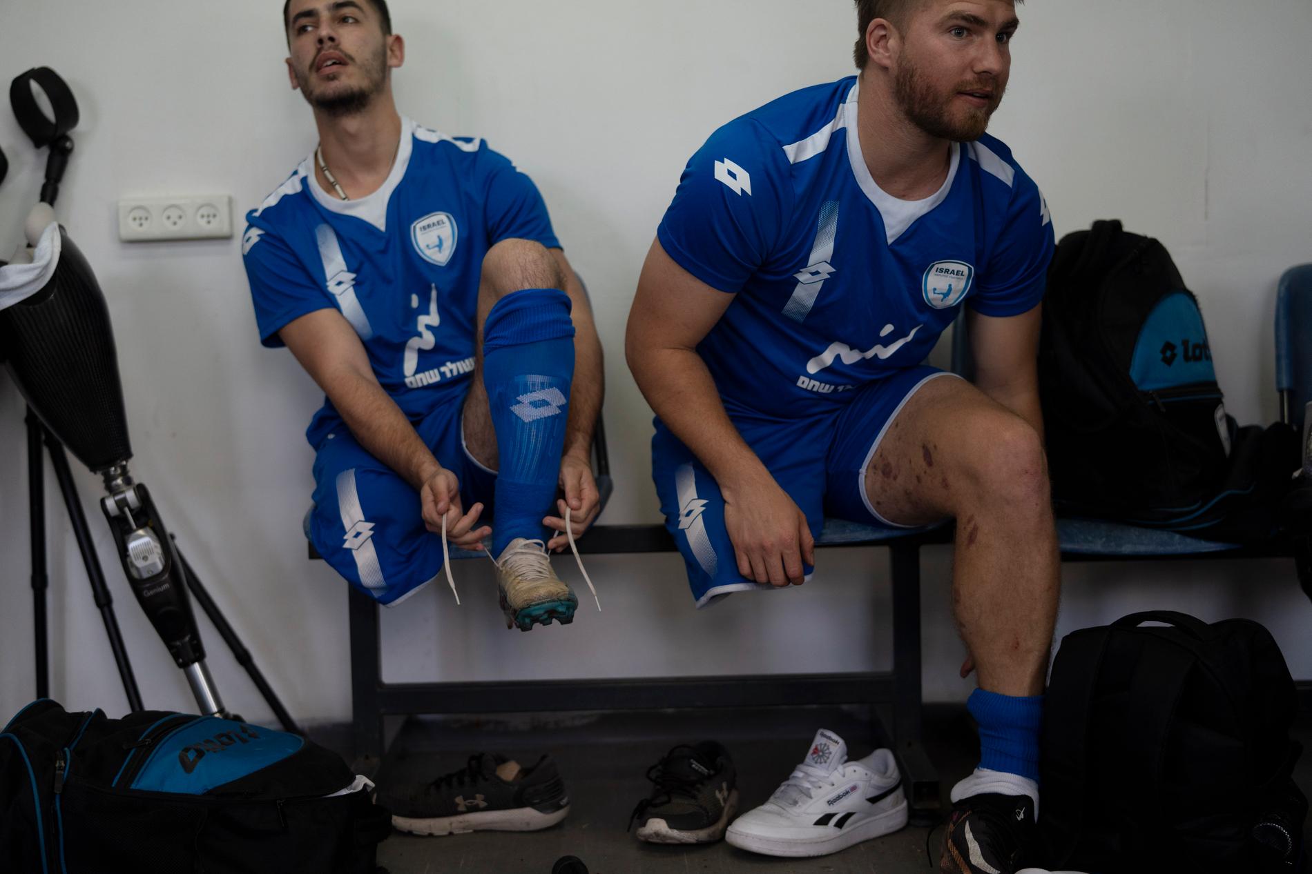 Amputerade fotbollsspelare för Israel. Till höger sitter Ben Binyamin, en tidigare professionell fotbollsspelare som förlorade sitt högerben i Hamas attack den 7 oktober.