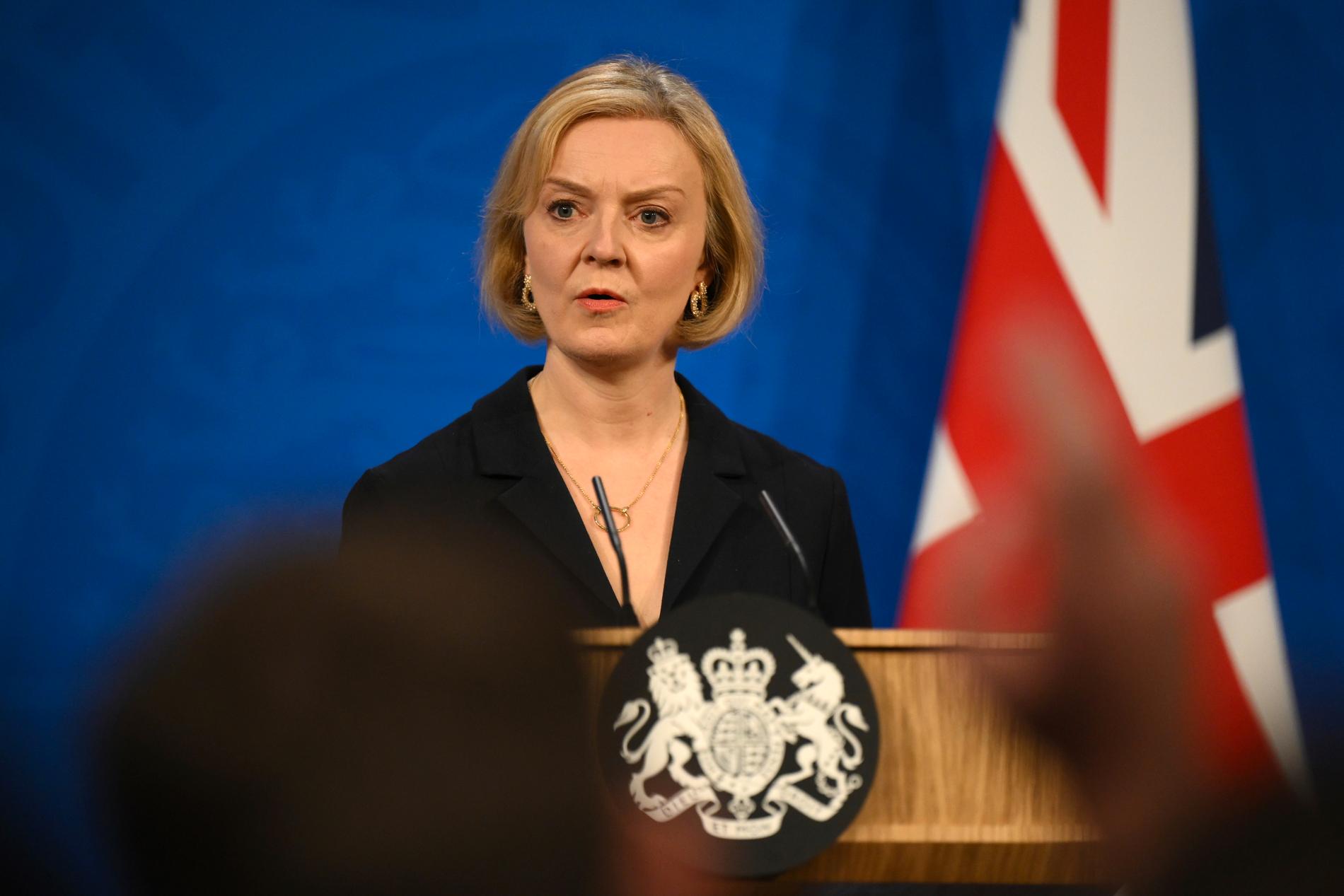 Storbritanniens premiärminister Liz Truss vid en presskonferens på Downing Street i fredags, då den tidigare finansministern sparkades och en ny tillträdde.