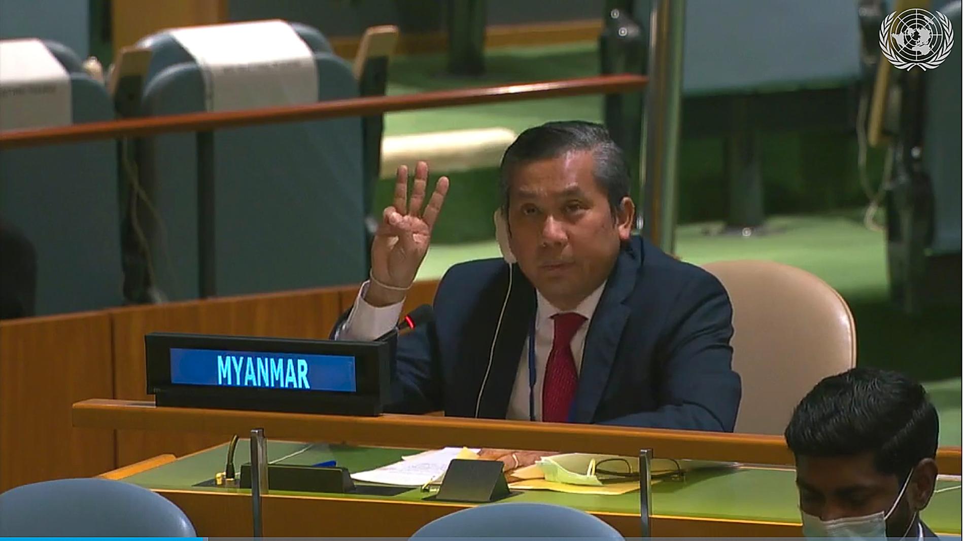 Myanmars FN-ambassadör Kyaw Moe Tun visar tre fingrar vid ett sammanträde i februari, som en solidaritetshandling med demokratiaktivisterna i hemlandet. Arkivbild.
