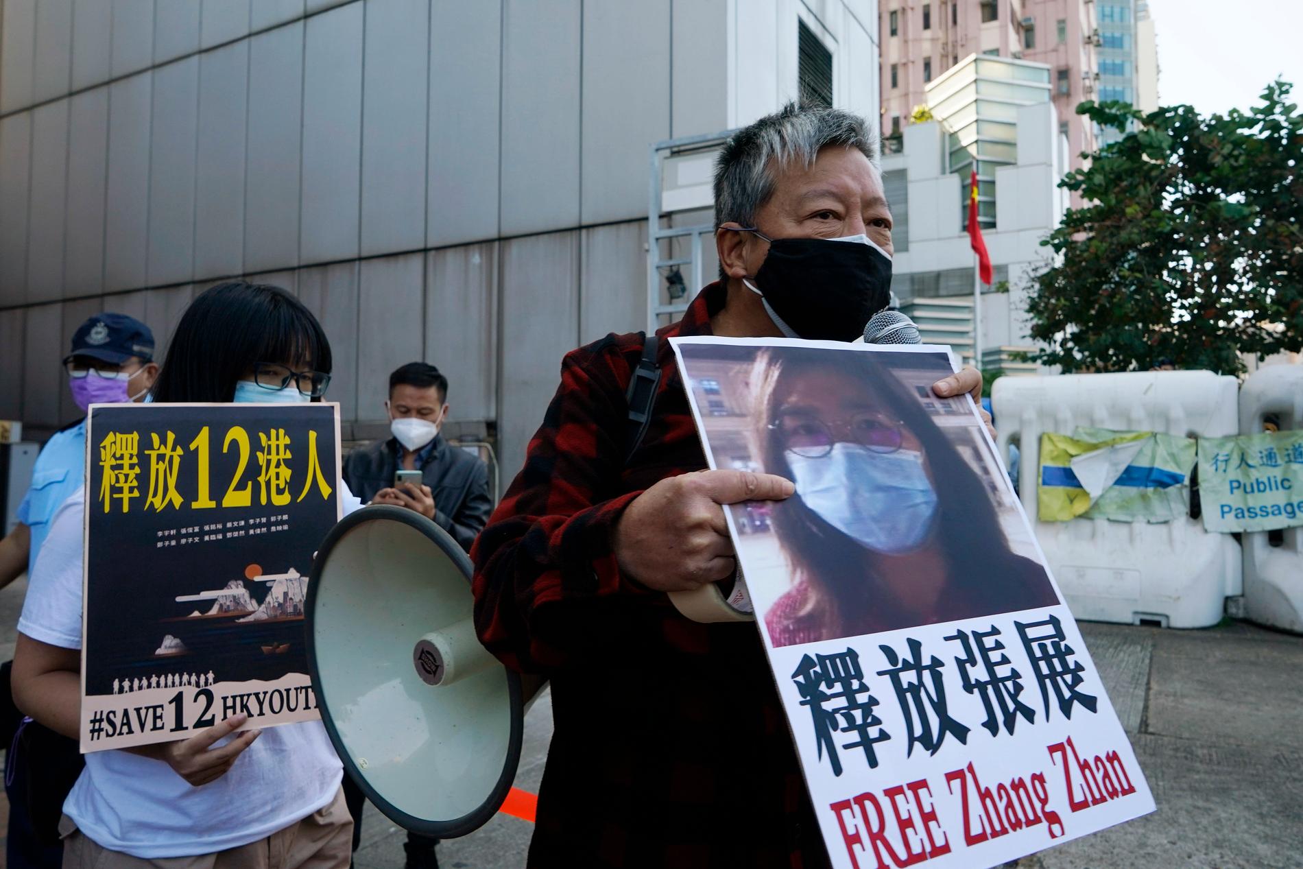 Aktivister i Hong Kong kräver att den kinesiska journalisten Zhang Zhan friges vid en demonstration den 28 december 2020.