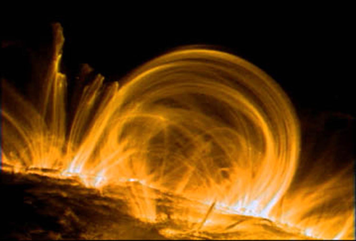 En solstorm fångad på bild av Nasasonden Trace. Solen innehåller liknande plasma som forskarna nu framställt med laser. Arkivbild.