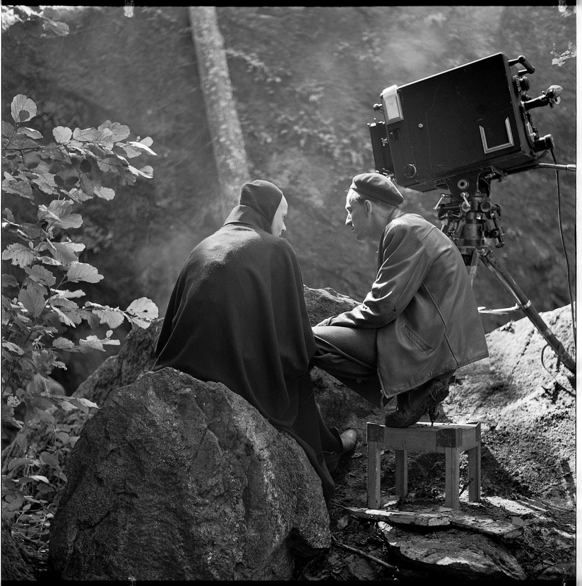 Ingmar Bergman instruerar Döden (Bengt Ekerot) under inspelningen av "Det sjunde inseglet". Arkivbild.