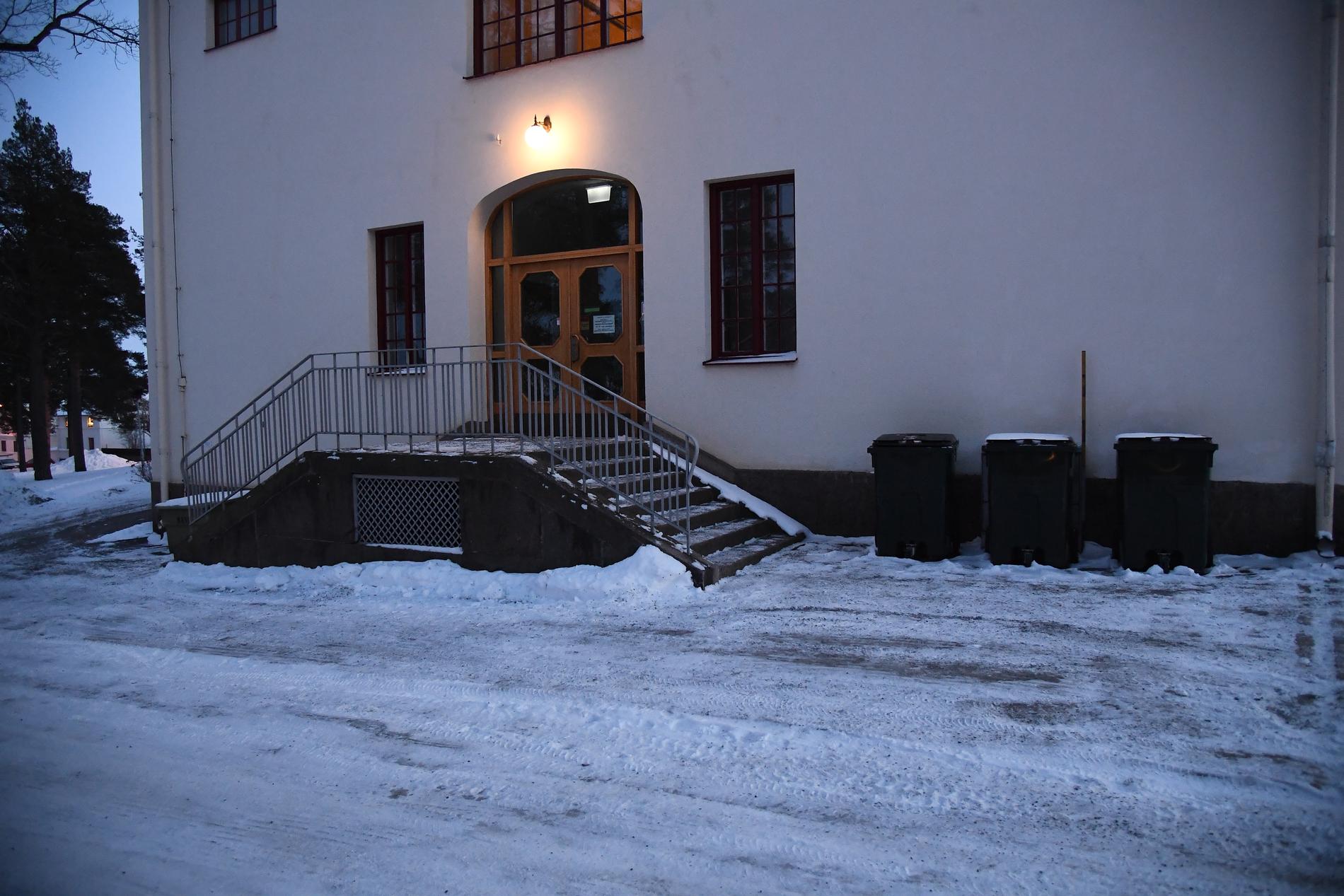 En man i 20-årsåldern iförd hand- och midjefängsel har rymt i samband med att han skulle föras in på tingsrätten i Hudiksvall.