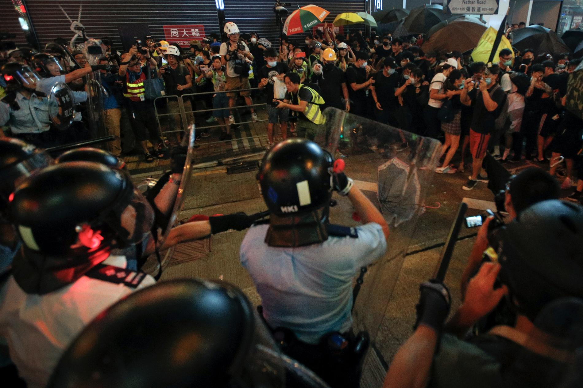En drabbning mellan polis och demonstranter i Hongkong på söndagskvällen.
