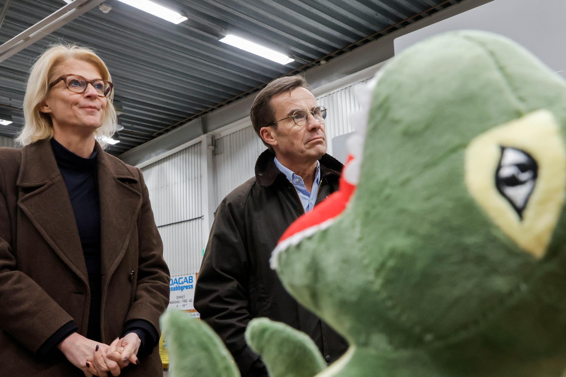 Statsminister Ulf Kristersson (M) och finansminister Elisabeth Svantesson (M) hann med ett besök hos Tullverket i Göteborgs hamn på tisdagen.