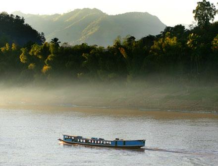 I Luang Prabang belönas man om man stiger upp i ottan, för när det ljusnar och den skira morgondimman lättar över byn vid Mekongfloden uppenbarar sig en storslagen natur. Allra bäst upplevs detta på en av flodbåtarna.
