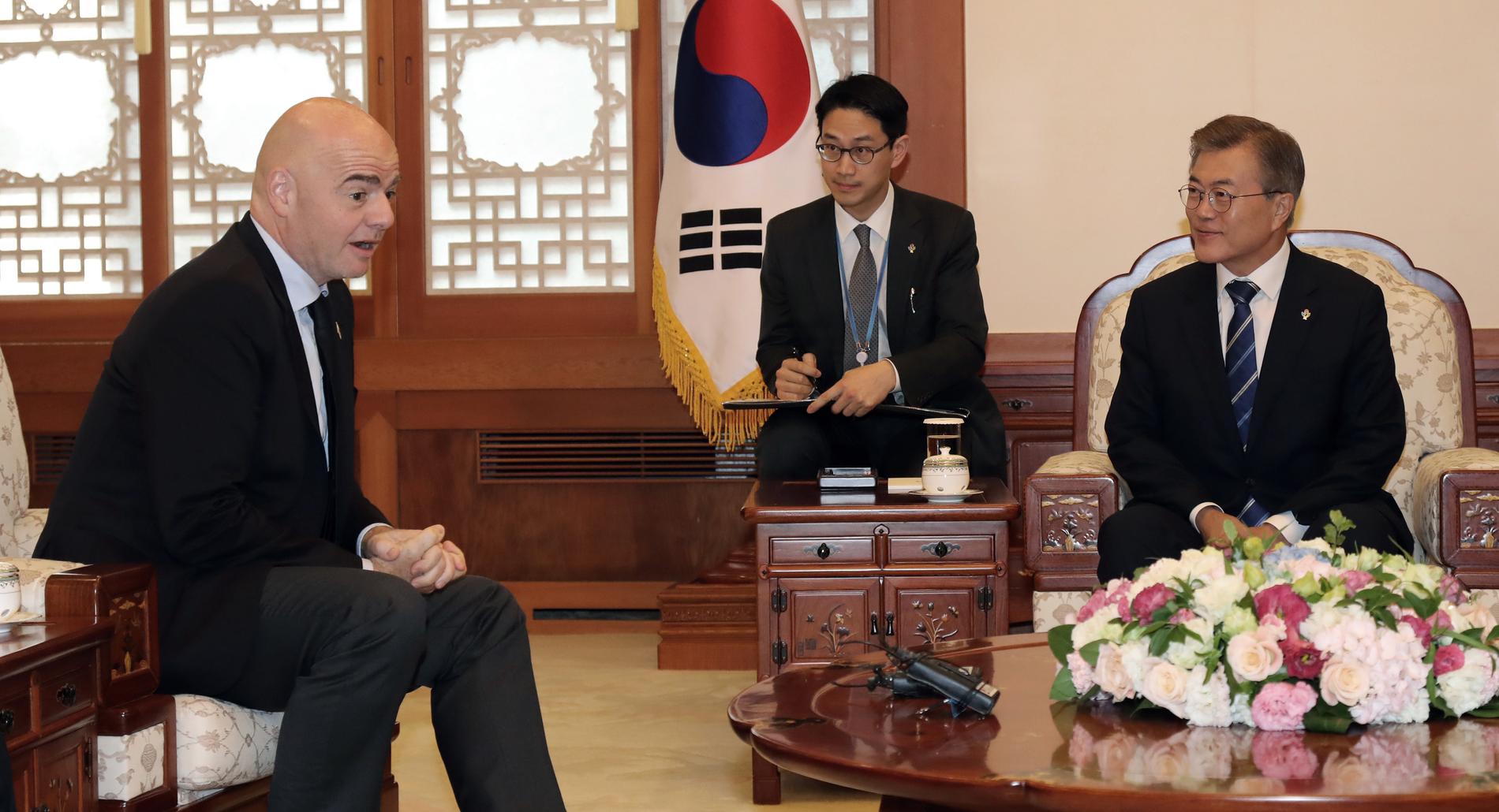 Moon Jae-In, till höger, i samtal med FIFA:s president Gianni Infantino.
