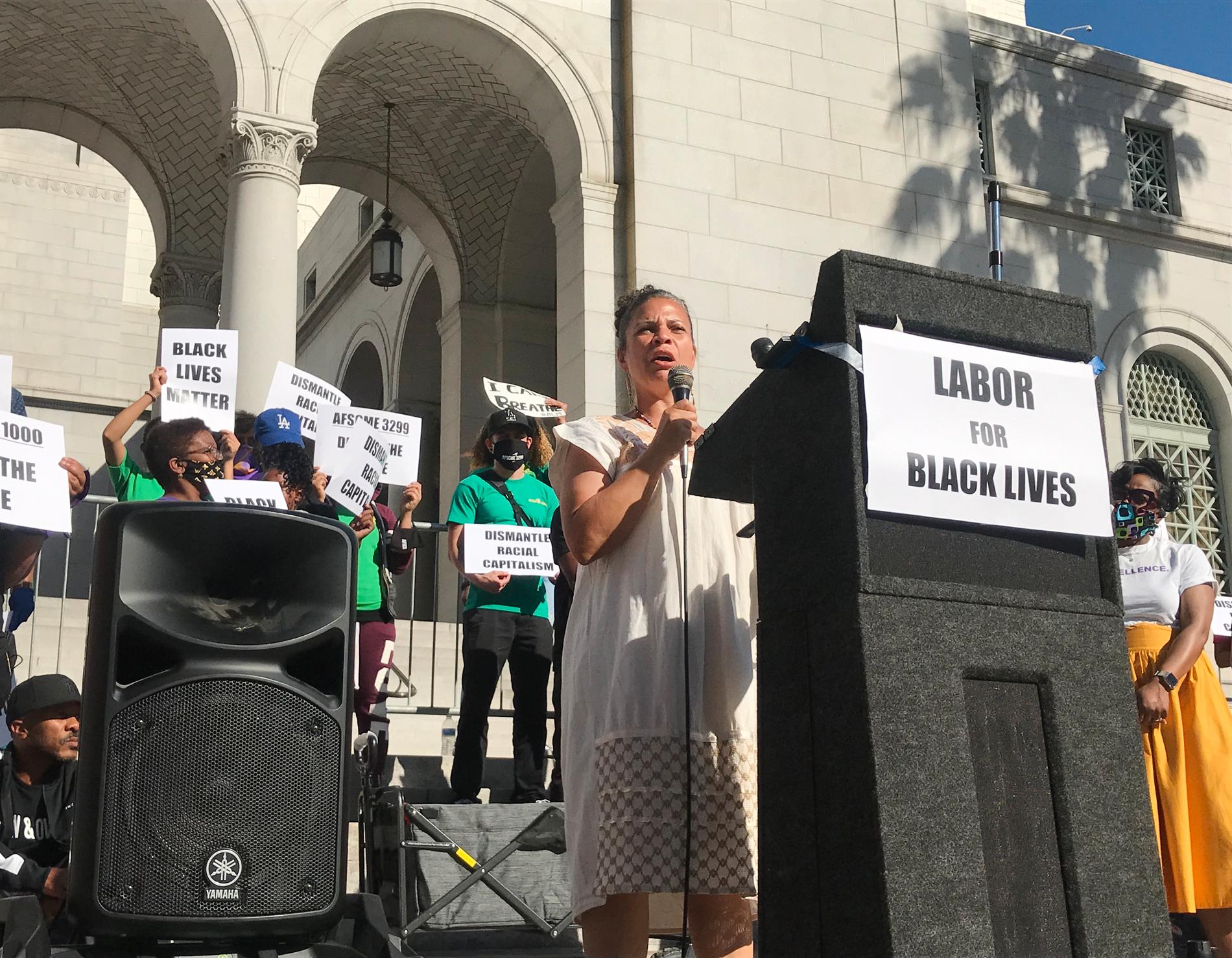 ”Jag är anti-polis” säger Melina Abdullah, en av Black Lives Matters grundare, utanför Los Angeles stadshus.