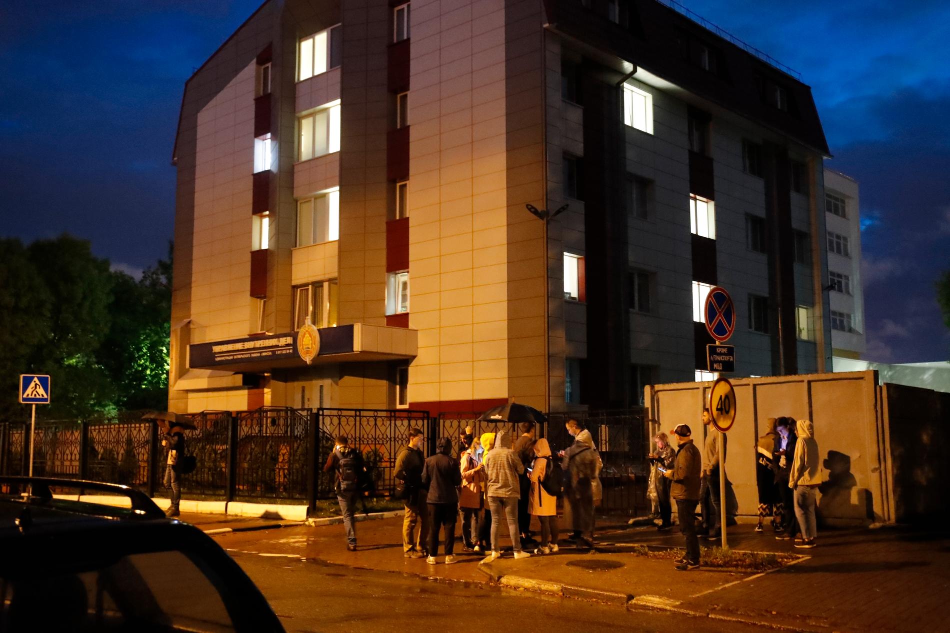 Människor väntar utanför polisstationen där delar av de frihetsberövade hålls.