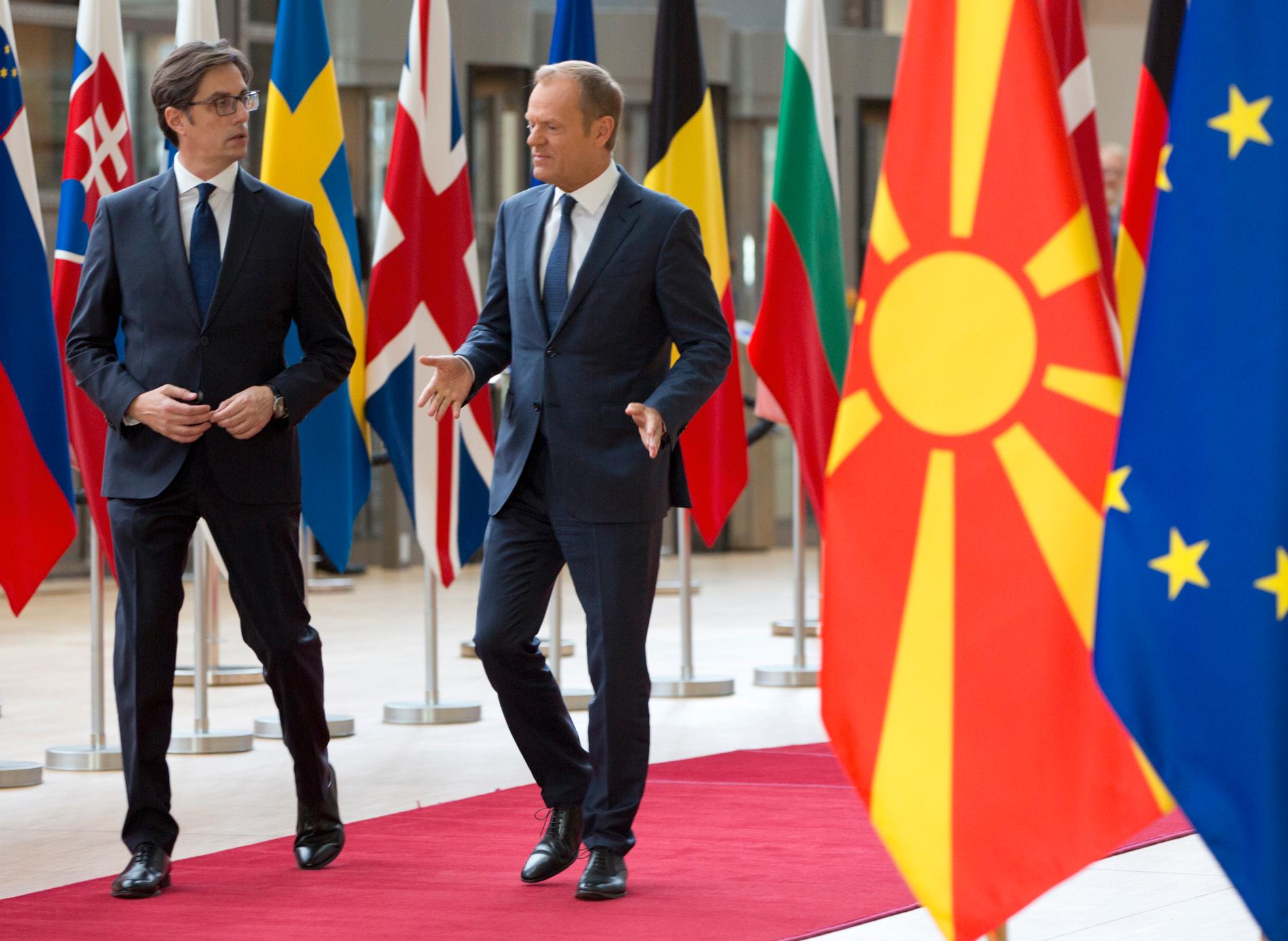 Nordmakedoniens president Stevo Pendarovski (till vänster) tillsammans med EU:s permanente rådsordförande Donald Tusk. Arkivbild.