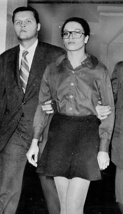 Nära bli martyr Angela Davis greps 1970 efter att ha hållt sig gömd i två månader, efterlyst för mord. Foto: AP