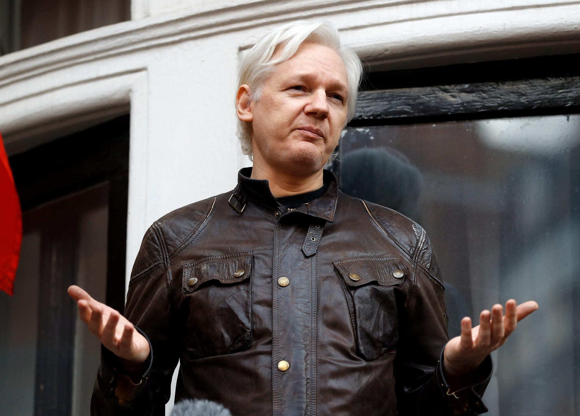 Julian Assange utanför Ecuadors ambassad 2017.