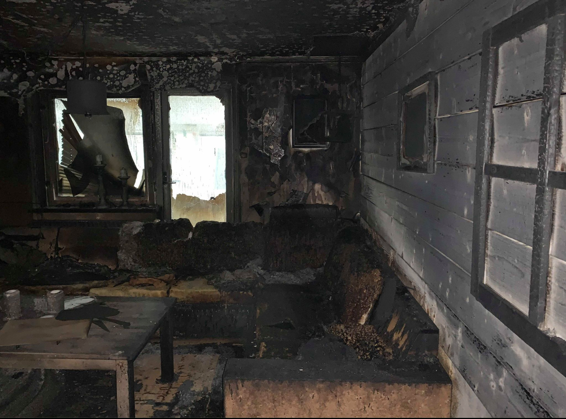Det var här i vardagsrummet som branden startade, enligt räddningstjänstens utredning. De kom dock aldrig fram till vad som orsakat den. 