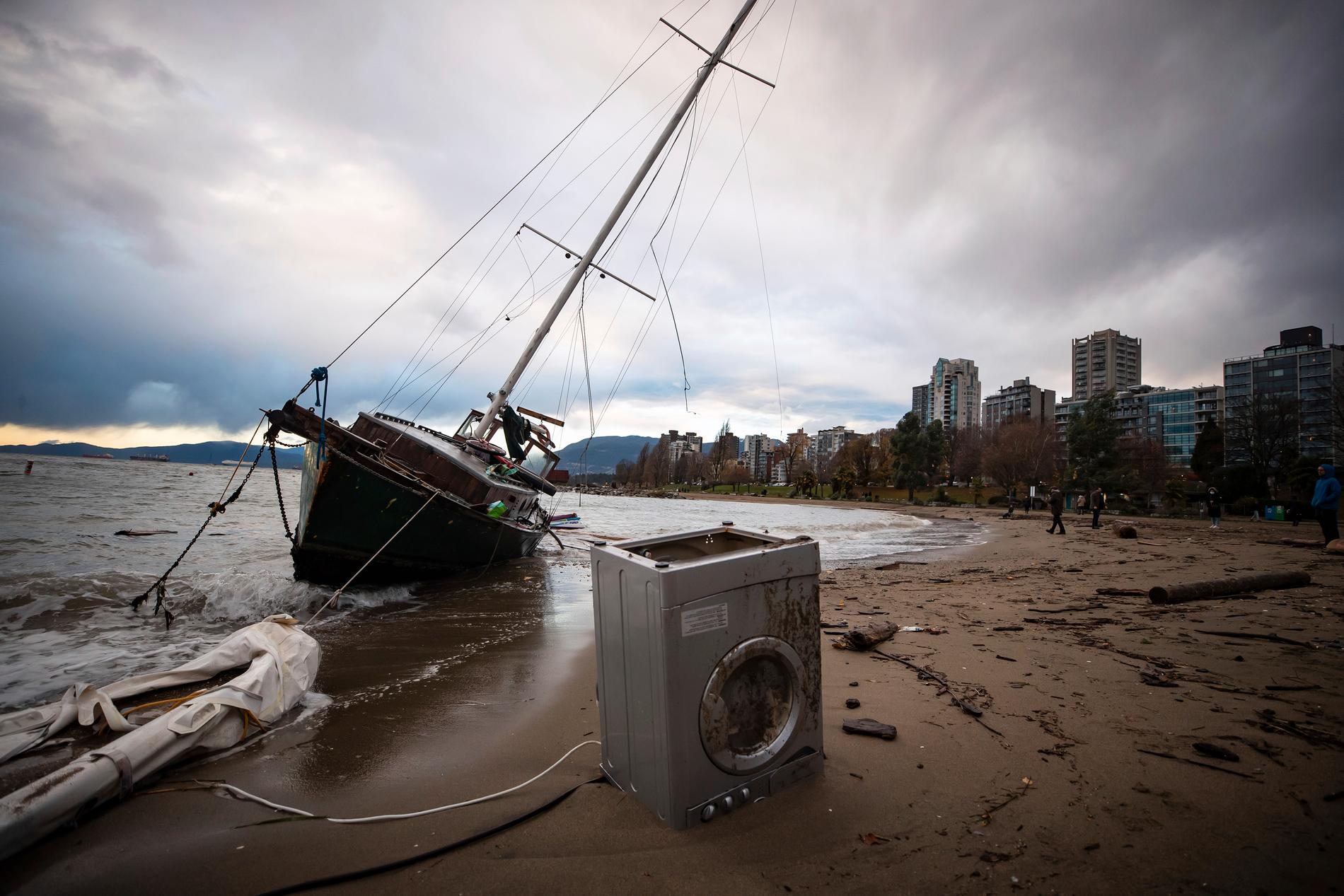 En segelbåt har blåst i land och hamnat bredvid en tvättmaskin.