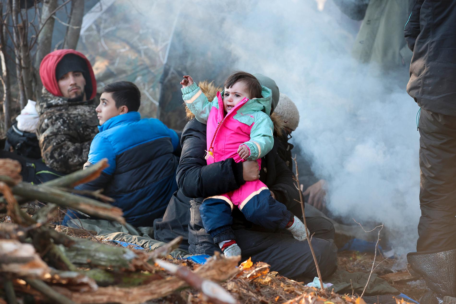 Flyktingar sitter fast vid gränsen mellan de två länderna.