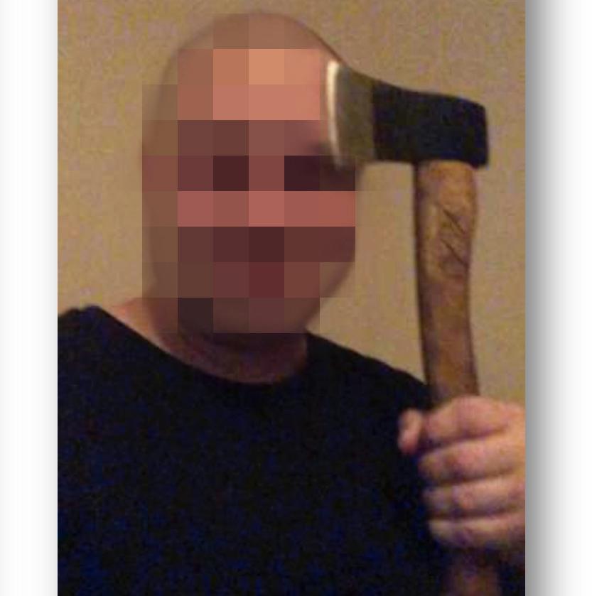 Den misstänkte mördaren tar en selfie när han håller upp en yxa.