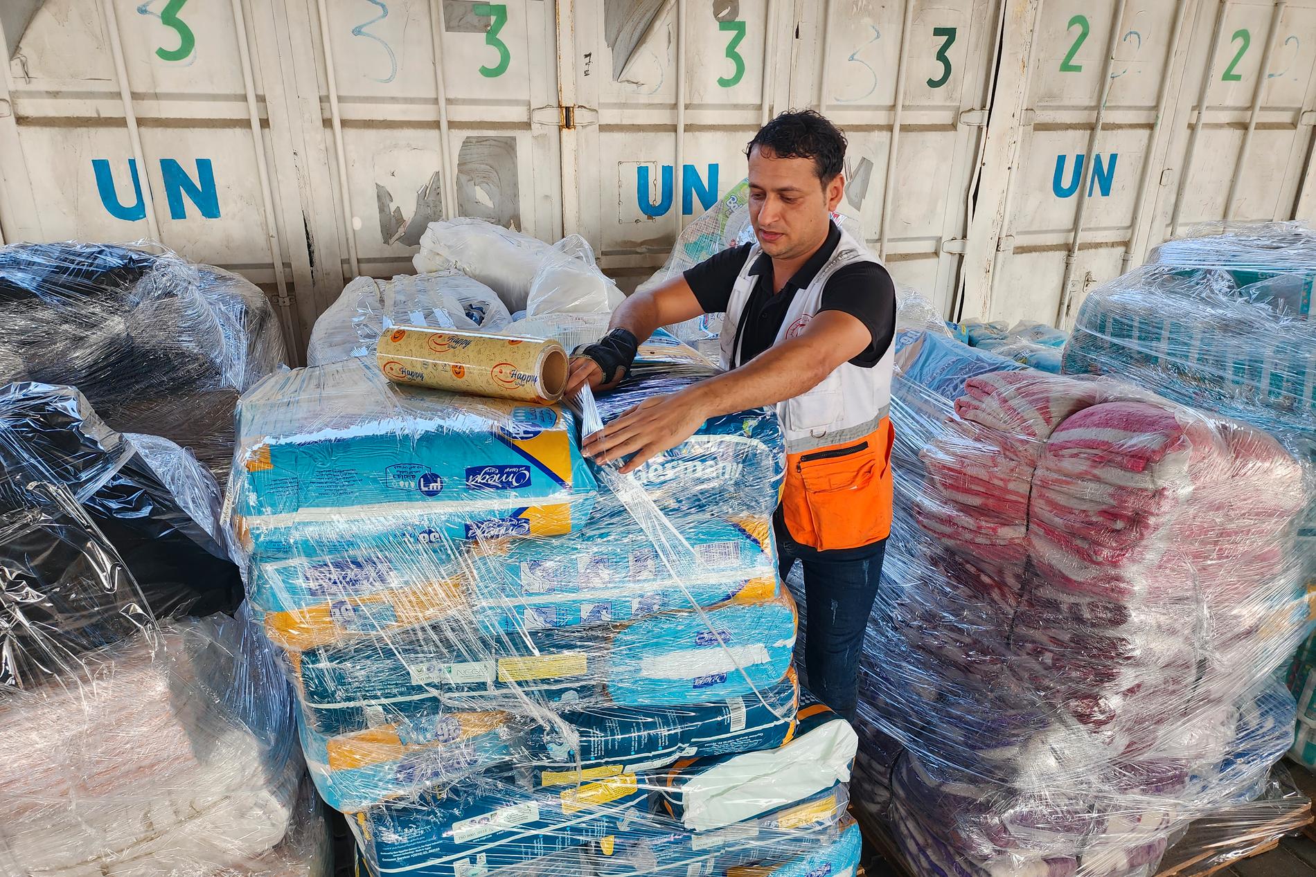 FN-arbetare packar mat som ska delas ut till palestinier i Gaza.