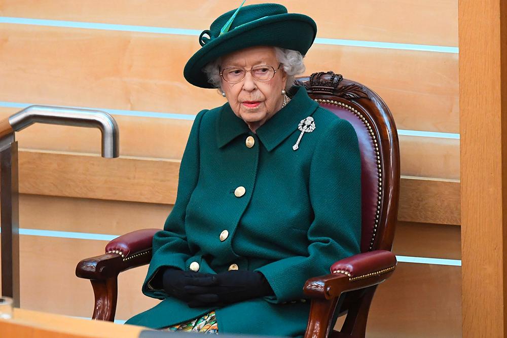 Drottning Elizabeth fyller 96 år i april och många britter är kritiska mot att Harry nobbar sin farmor och inte går på prins Philips minnesceremoni. 
