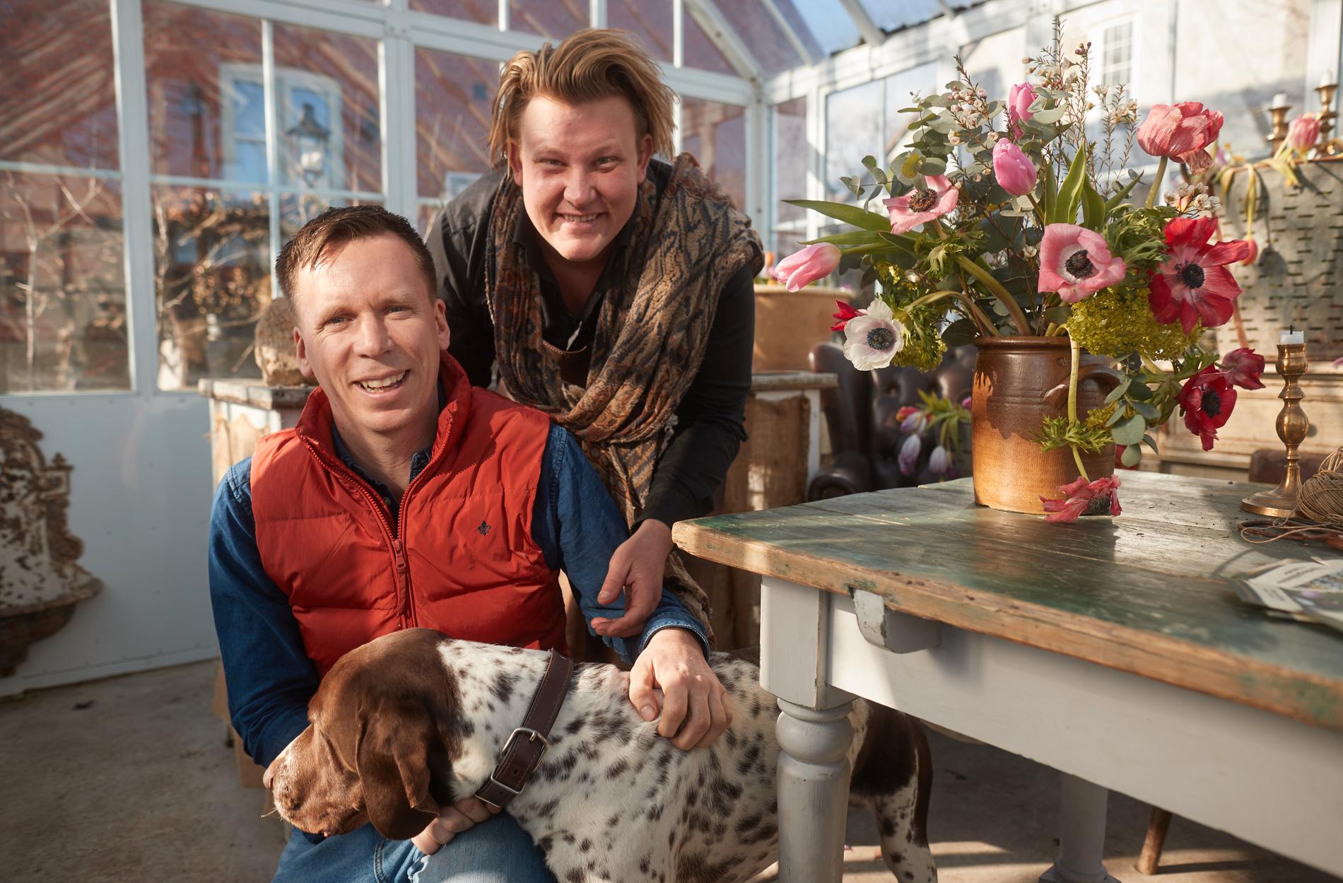 Karl Fredrik Gustafsson och Petter Kjellén med hunden Hamilton i orangeriet i den privata delen på Eklaholm. 